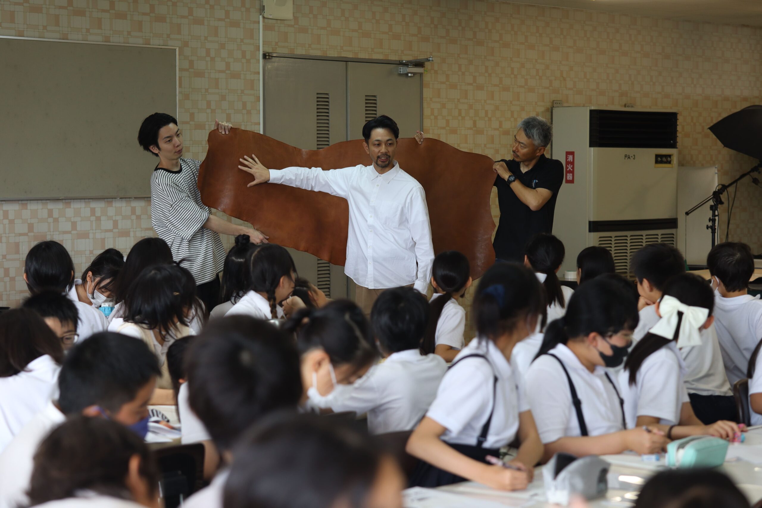 地元の小学生が工場見学に来てくれました。